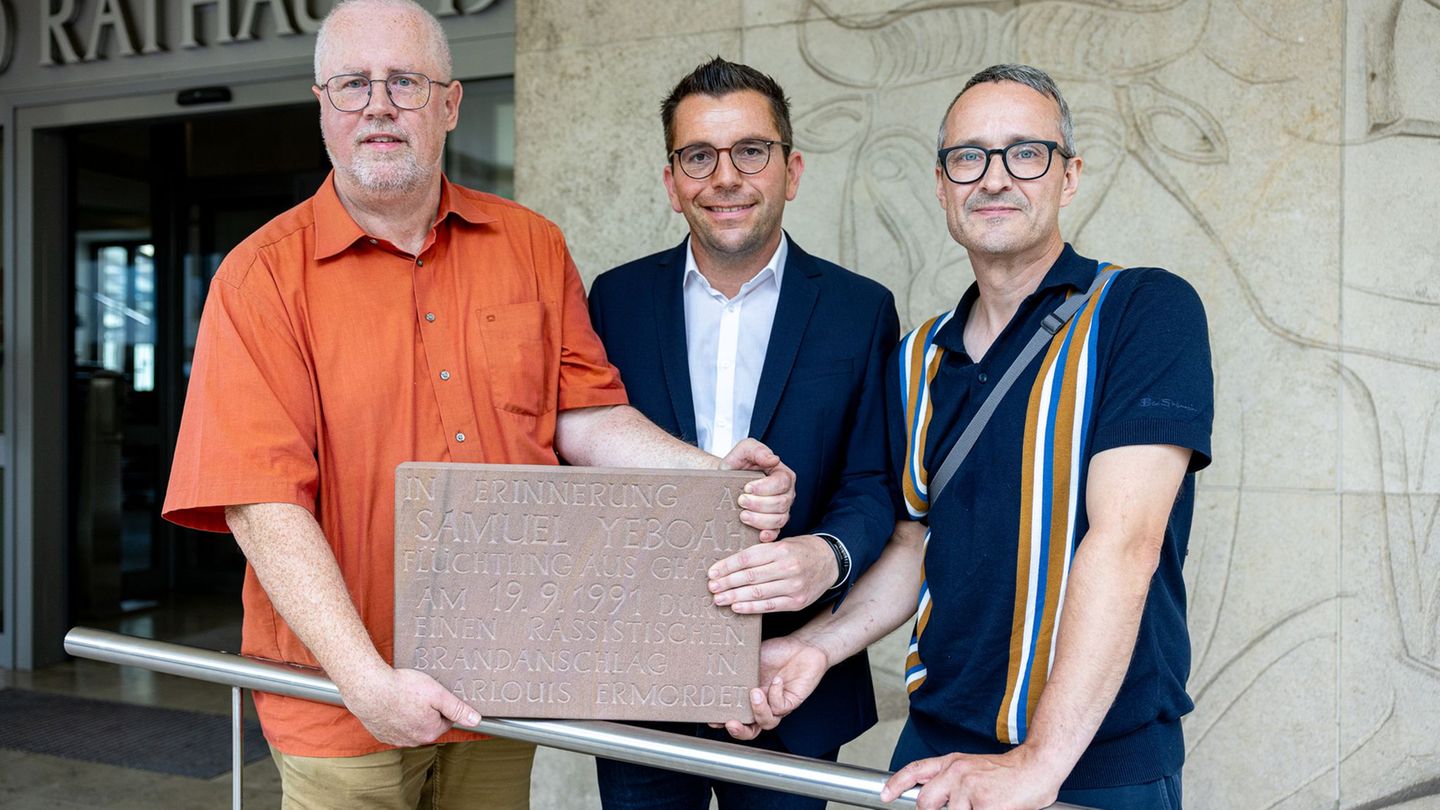 Rassistischer Brandanschlag: Gedenktafel im Rathaus erinnert an ermordeten Samuel Yeboah