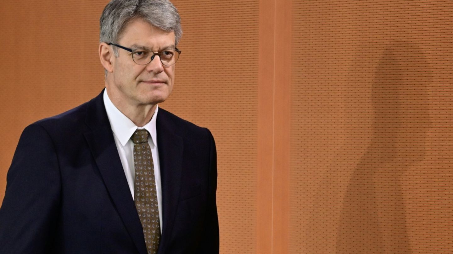 Verkehrsminister Schnieder will Deutschlandticket „wirtschaftlich ausgestalten“