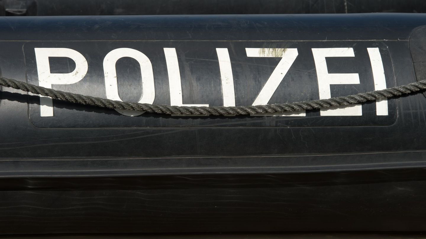 Schiff festgefahren: Tankschiff blockiert Rhein