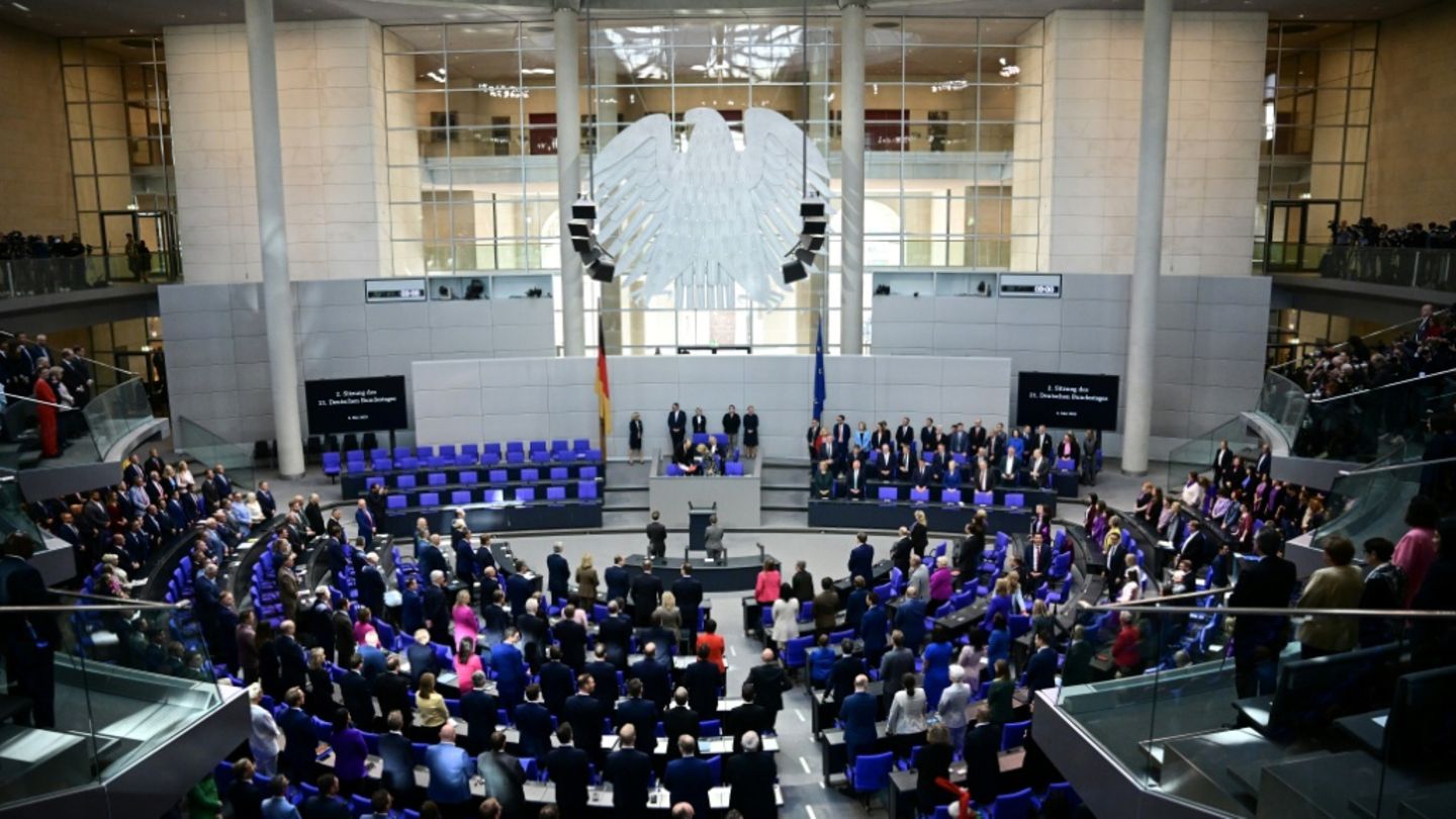 Migration: Bundestag entscheidet über Aussetzung des Familiennachzugs