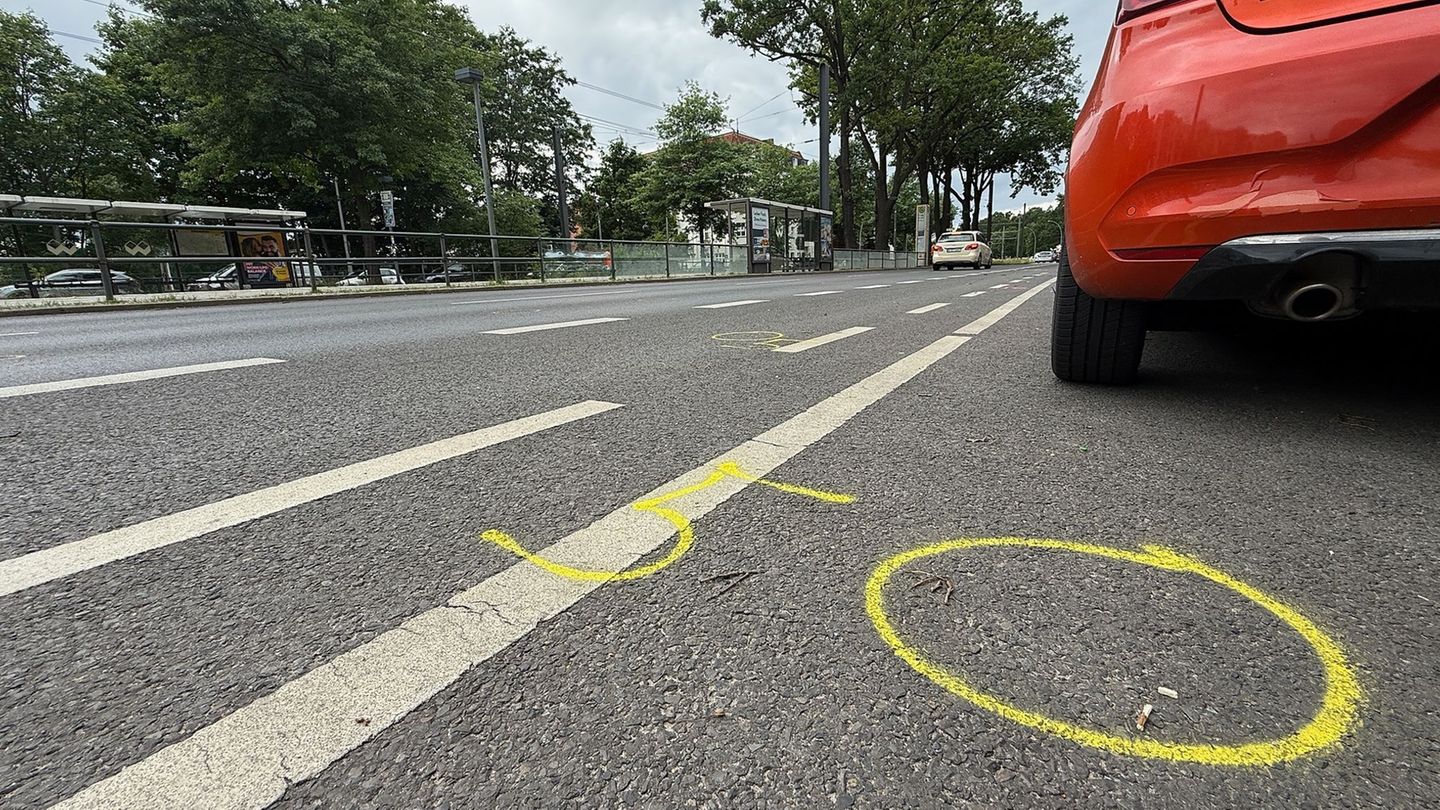 An der Straßenbahnhaltestelle: Frau durch Autoraserei getötet – 30 Meter weit geschleudert