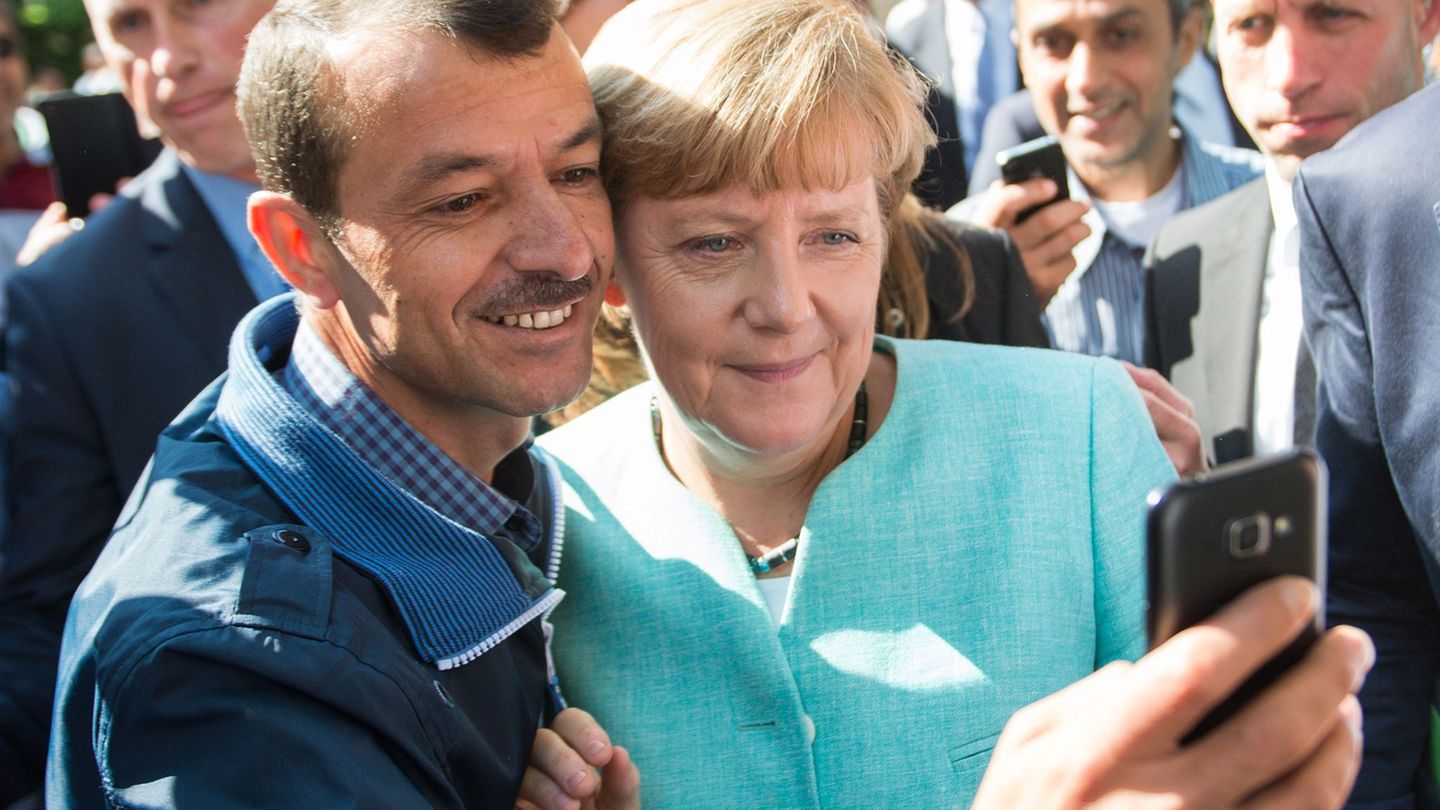 WDR-Format: Merkel mit Geflüchteten am Tisch – zehn Jahre nach 2015