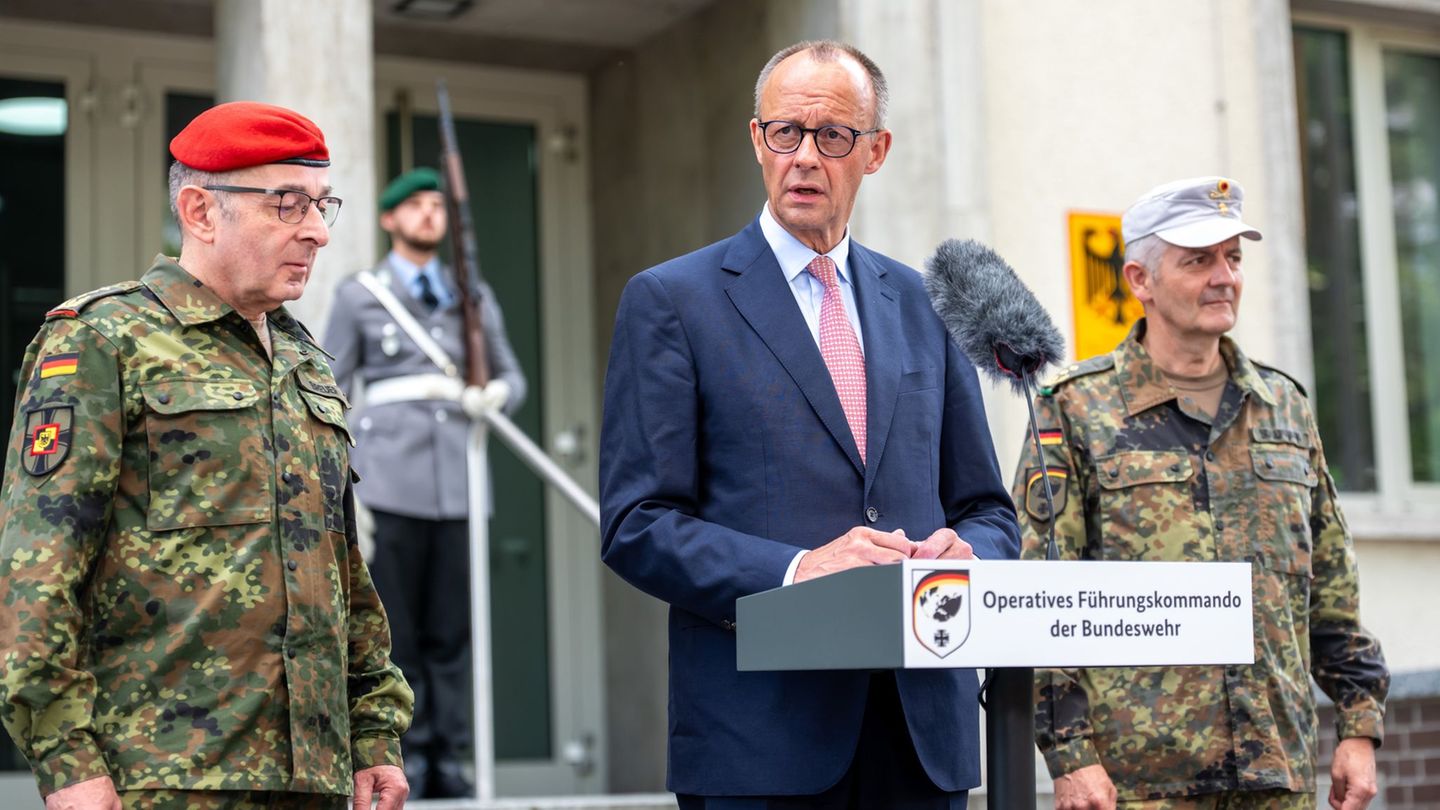 Kanzler bei der Bundeswehr: Merz: Sicherheit nicht als gegeben hinnehmen