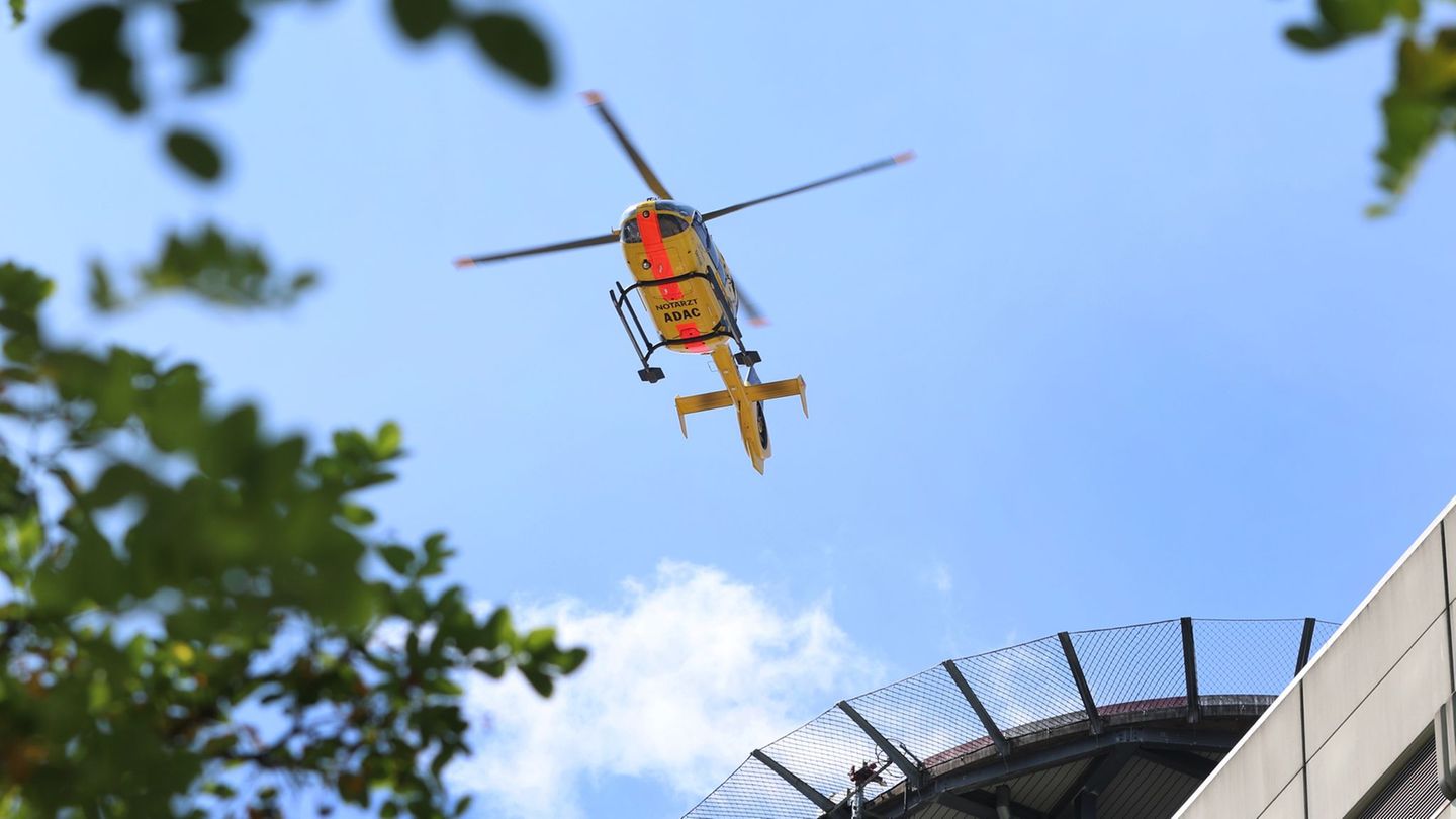 Hubschrauber-Einsatz: Mann fällt kopfüber von Kran auf Asphalt – schwer verletzt