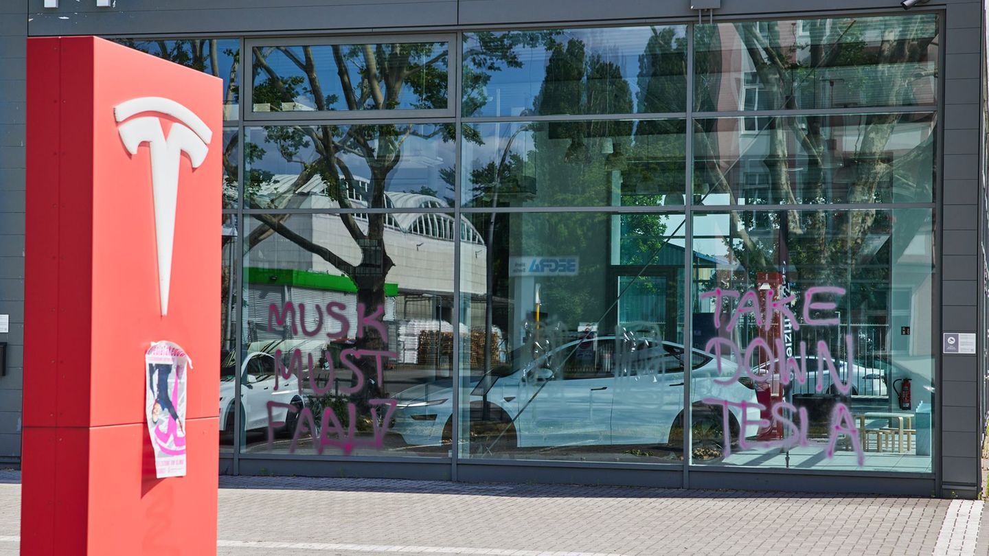 Protest gegen Tesla: Aktivisten beschmieren Tesla-Autohaus an Musks Geburtstag