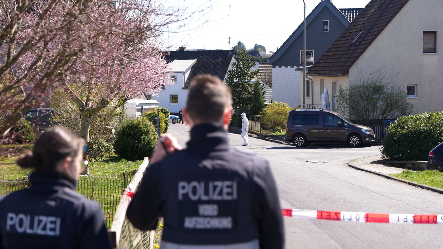 Kriminalität: Dreifachmord im Westerwald: Polizei prüft Spuren im Netz