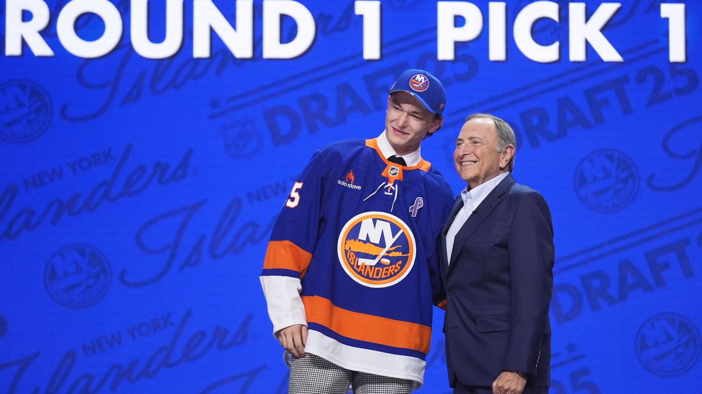 Eishockey: 17-jähriger Verteidiger als Erster im NHL-Draft ausgewählt