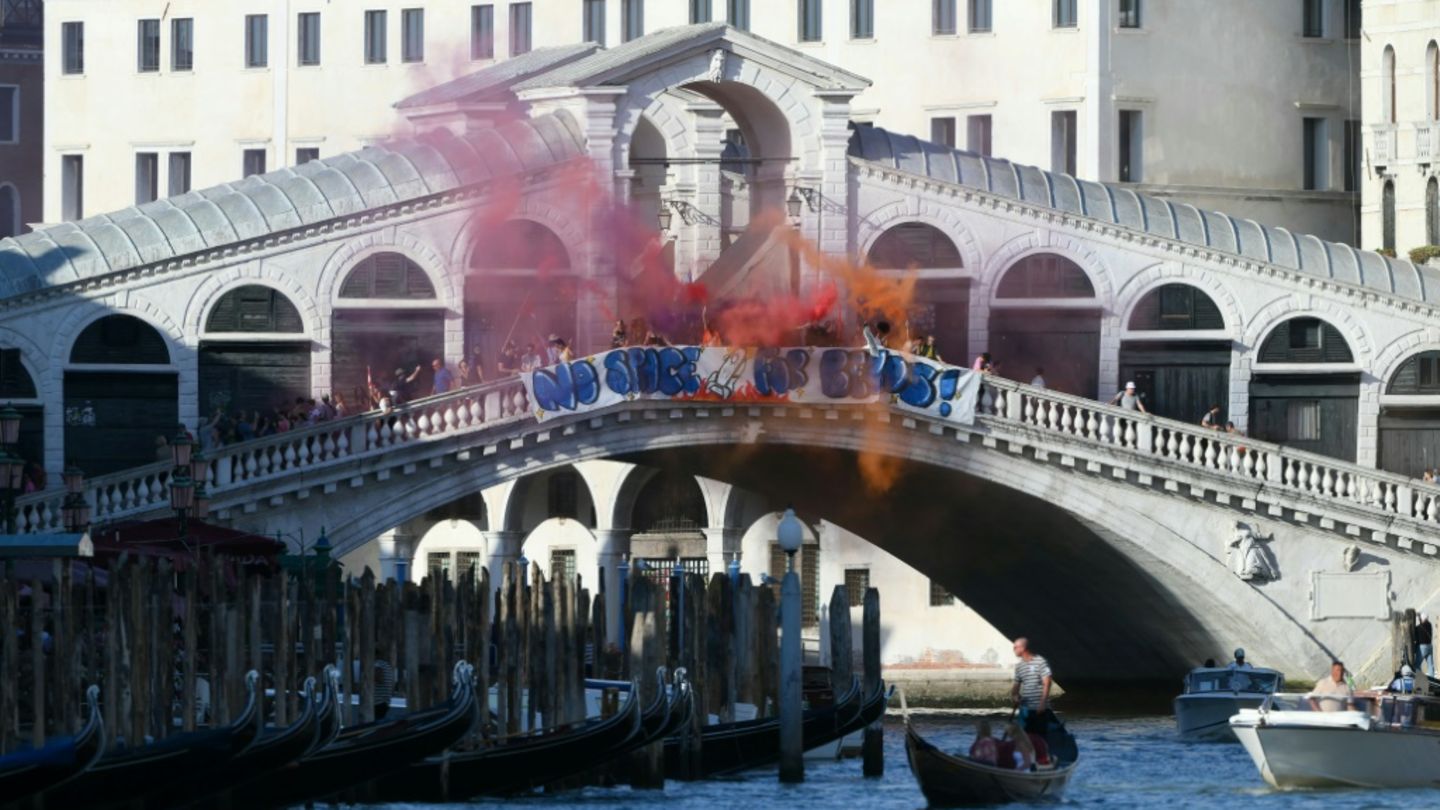 „Bezos, raus aus der Lagune“: Protest gegen Hochzeit von US-Milliardär in Venedig