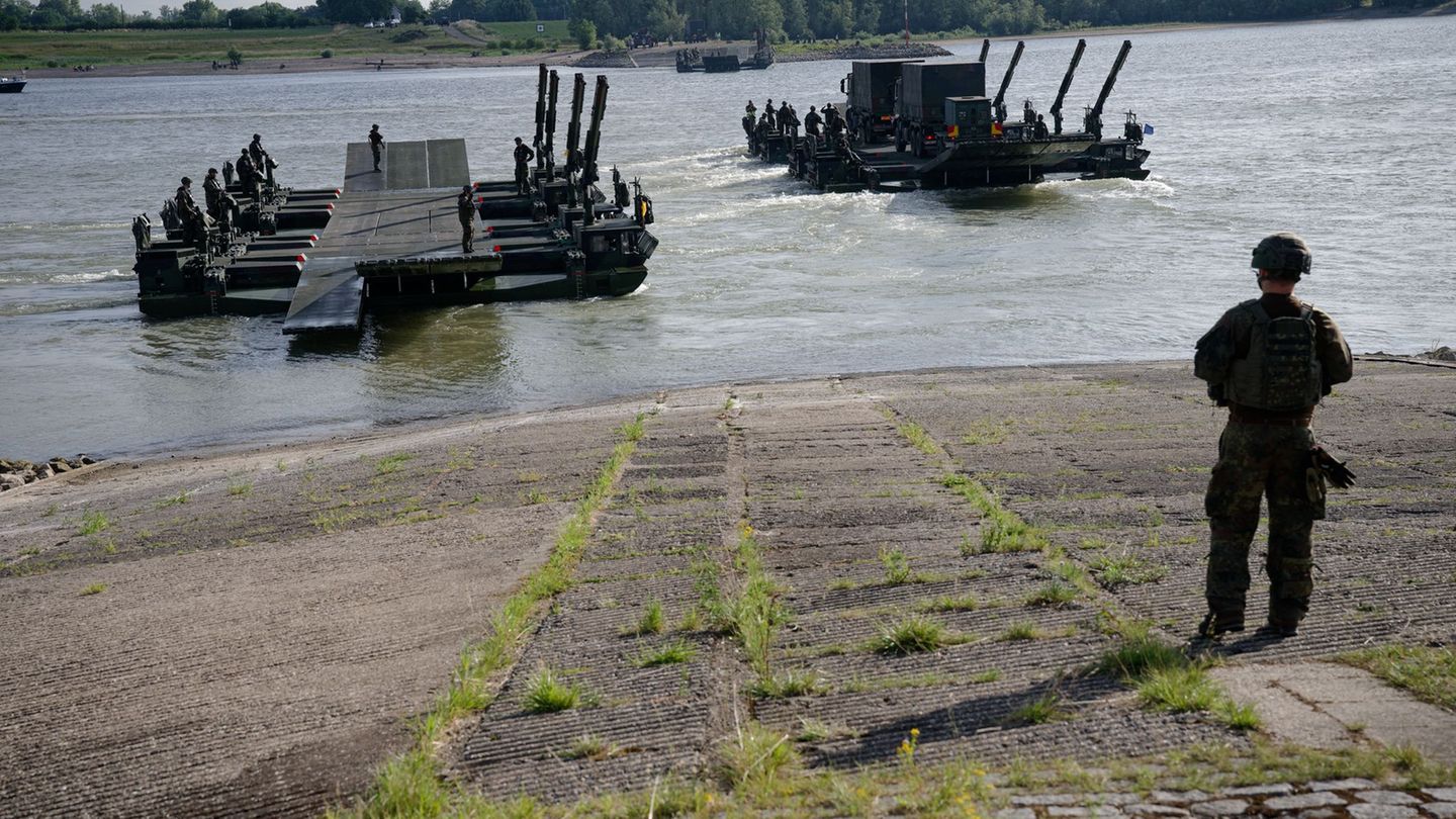 Manöver am Niederrhein: Große Militärübung am Rhein angelaufen