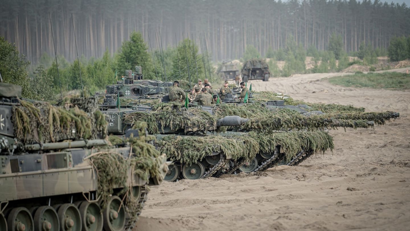 Militärausgaben: Bundesregierung möchte Waffenkäufe beschleunigen