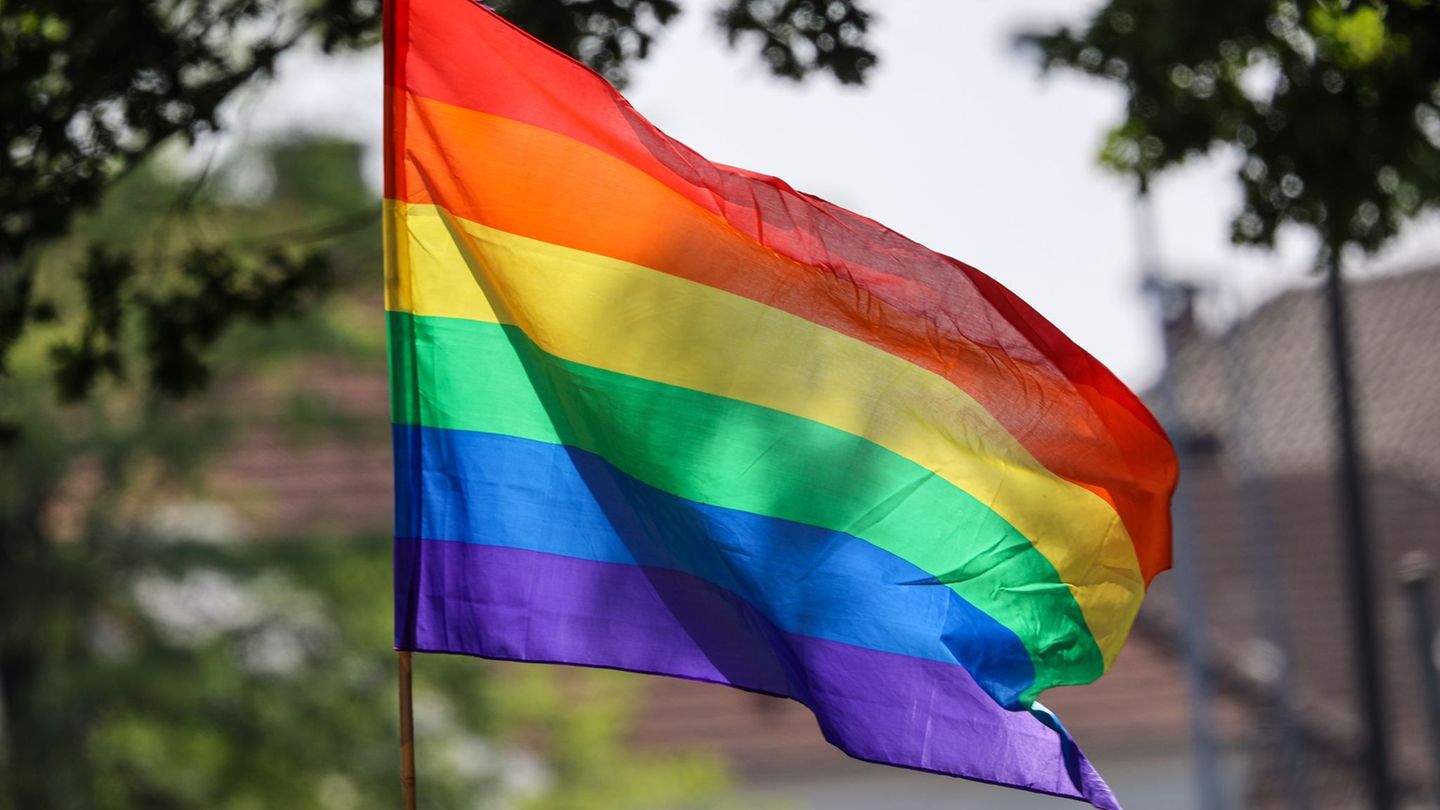 Prenzlauer Berg: Regenbogenfahne abgerissen, mit Baseballschläger gedroht