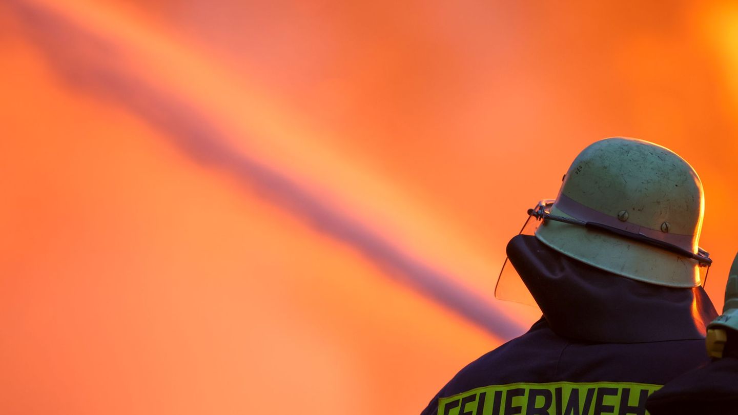 Brände: Maschinenhalle von Steinbruch in Flammen – hoher Schaden