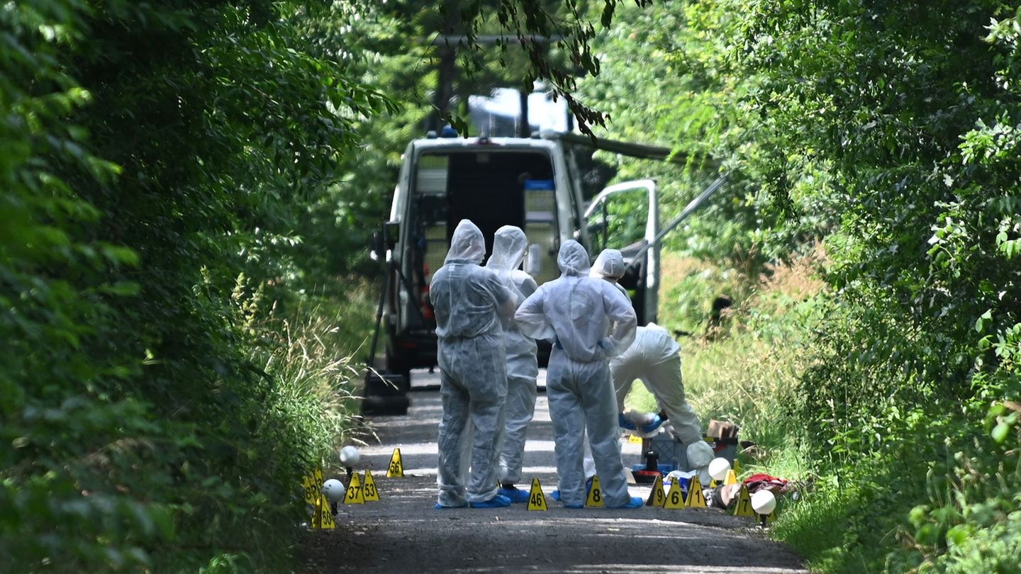 Mysteriöses Verbrechen in NRW: Frau und Mädchen tot an Weg: Opfer hatte Platzwunde am Kopf