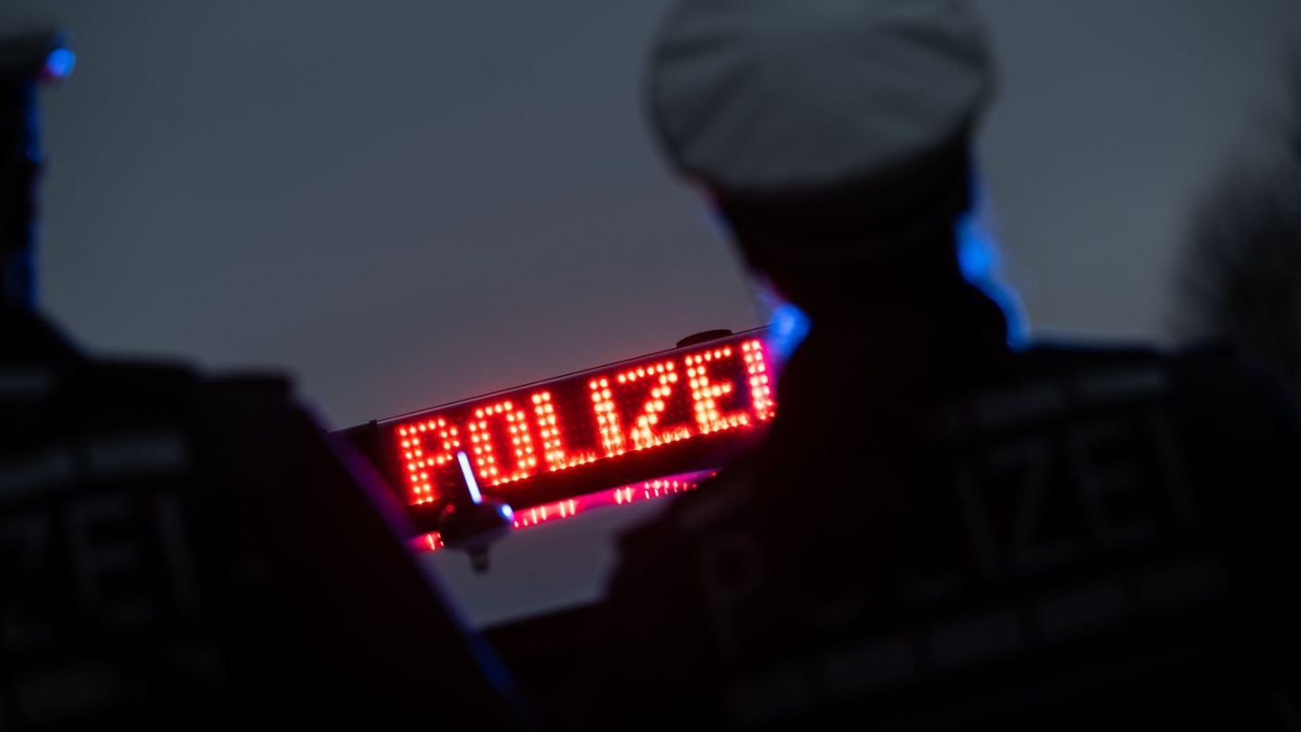Stuttgart-Degerloch: Alkoholisiert und zu schnell? Sportwagenfahrer baut Unfall