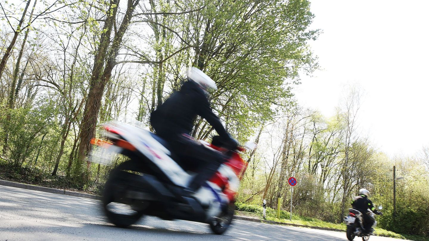 Unfälle: Motorradfahrer prallt gegen Leitplanke – schwer verletzt