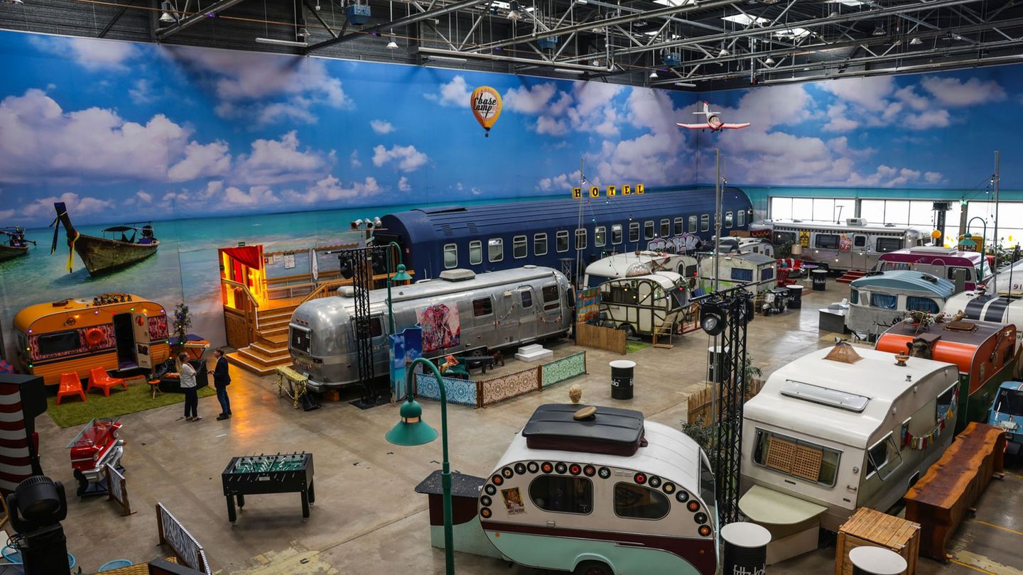 Wohnwagen in der Halle: „Schon sehr lustig“ – Indoor-Camping im Hochsommer