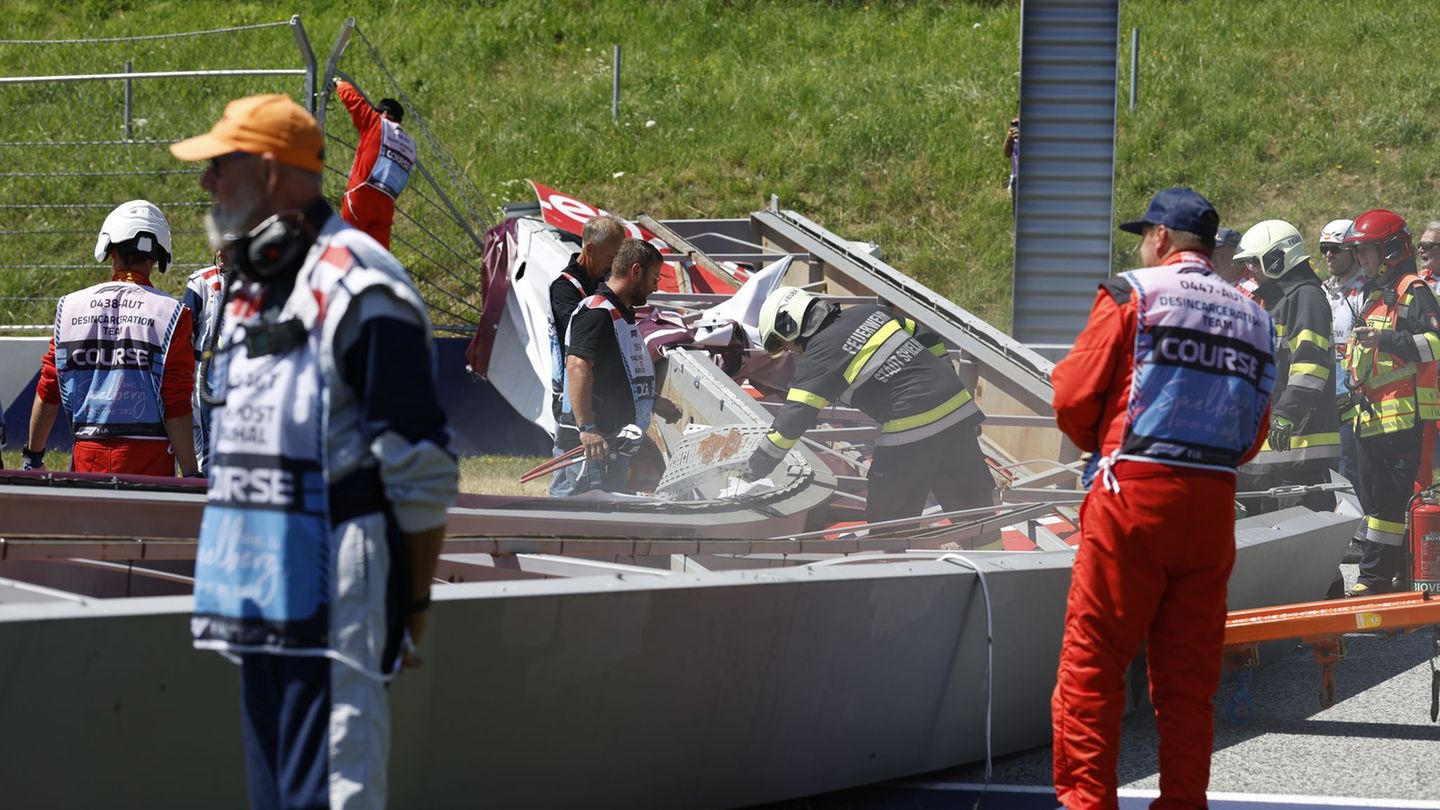 Grand Prix von Österreich: Formel-1-Werbebrücke kracht in Spielberg auf Strecke