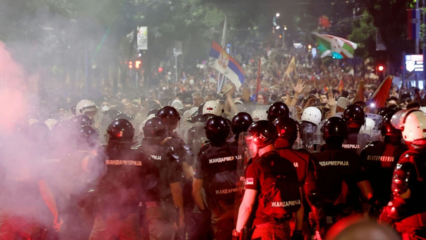 Festnahmen und Verletzte bei Massenprotest gegen serbische Regierung