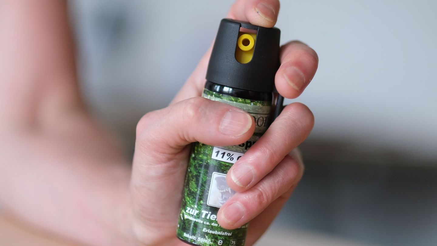 Vorfall in Karlsruhe: Mann sprüht Pfefferspray in Bahn – Zwölf Kinder verletzt