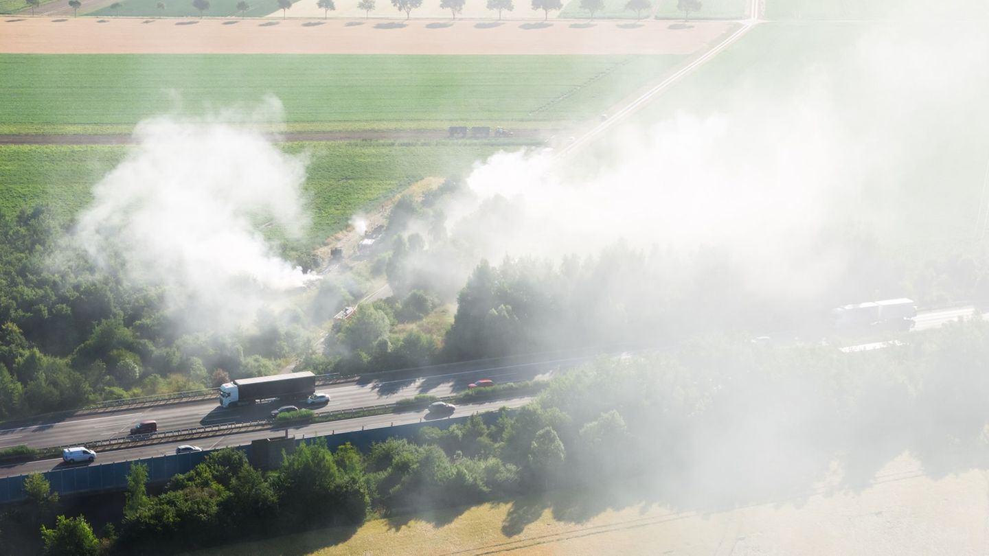 Flammen nahe Fahrbahn: Feuer bei Peine: Heuballen brennen, Rauch auf A2