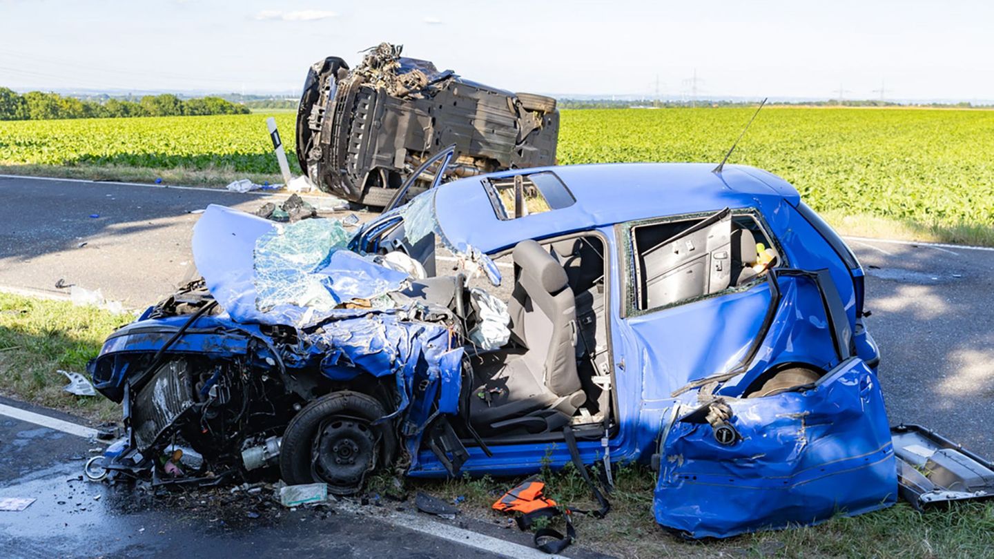 Rhein-Kreis Neuss: Zwei Menschen nach Frontalcrash in Lebensgefahr