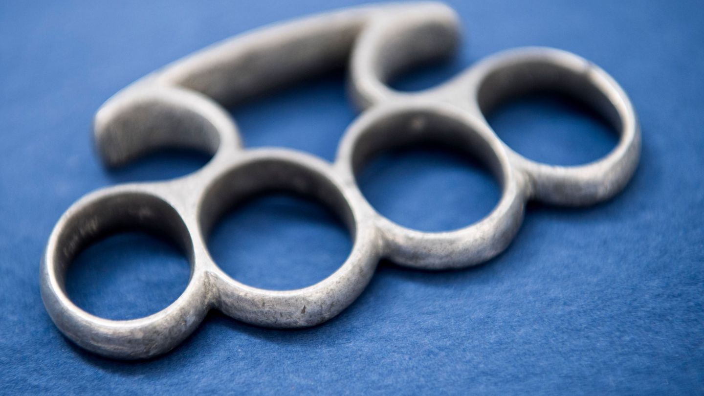 Gericht: Schüler verkauft Schlagringe und Springmesser in der Schule