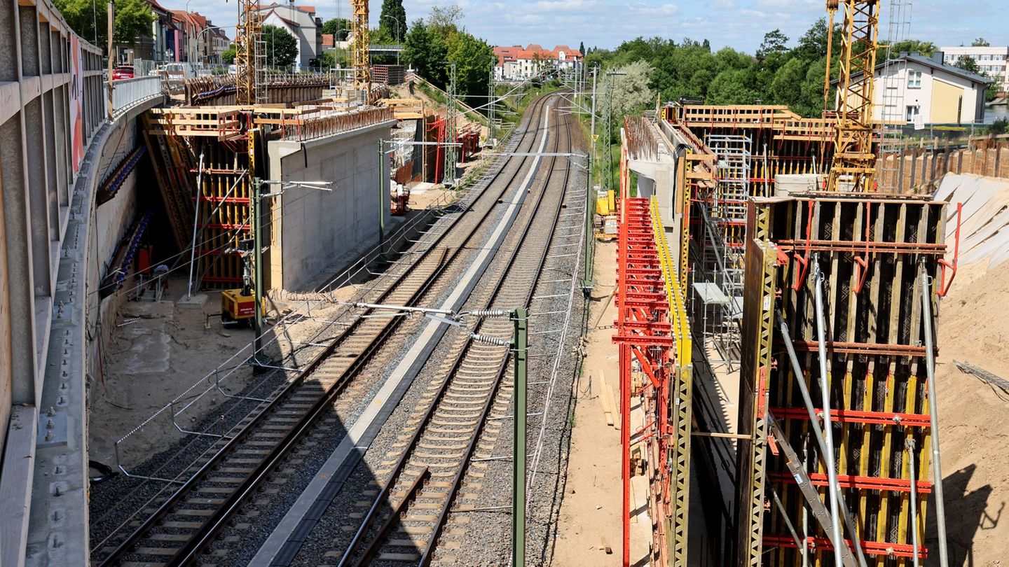 Bauarbeiten: Bahnstrecke zwischen Rostock und Berlin im Juli unterbrochen