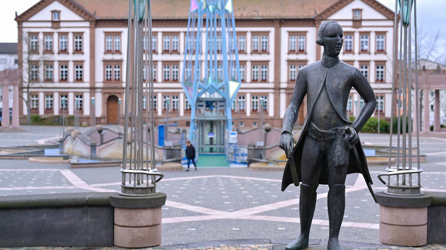 Streit über Defizit: Kommunalfinanzen: Stadt Pirmasens verklagt Landesregierung