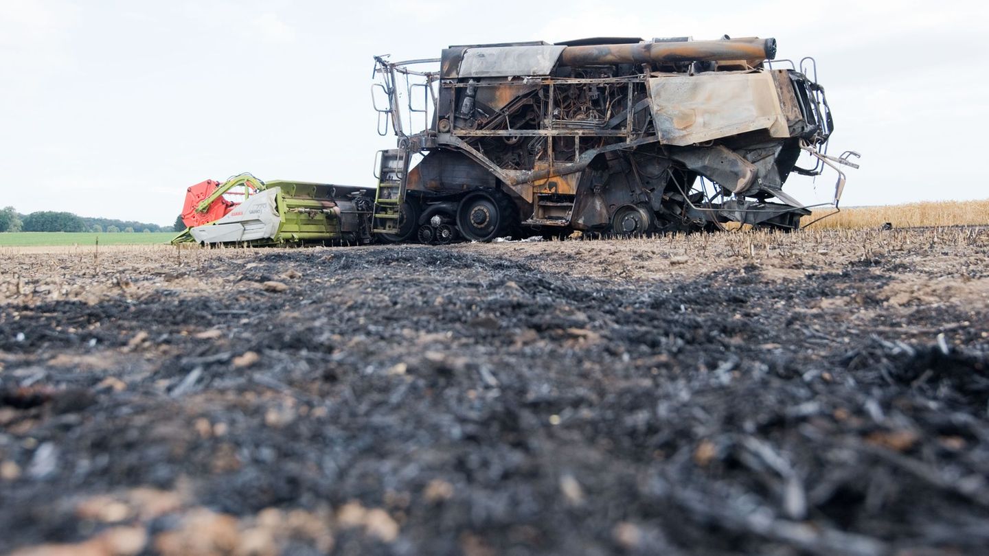 Brände: Mähdrescher gerät bei Erntearbeiten in Brand