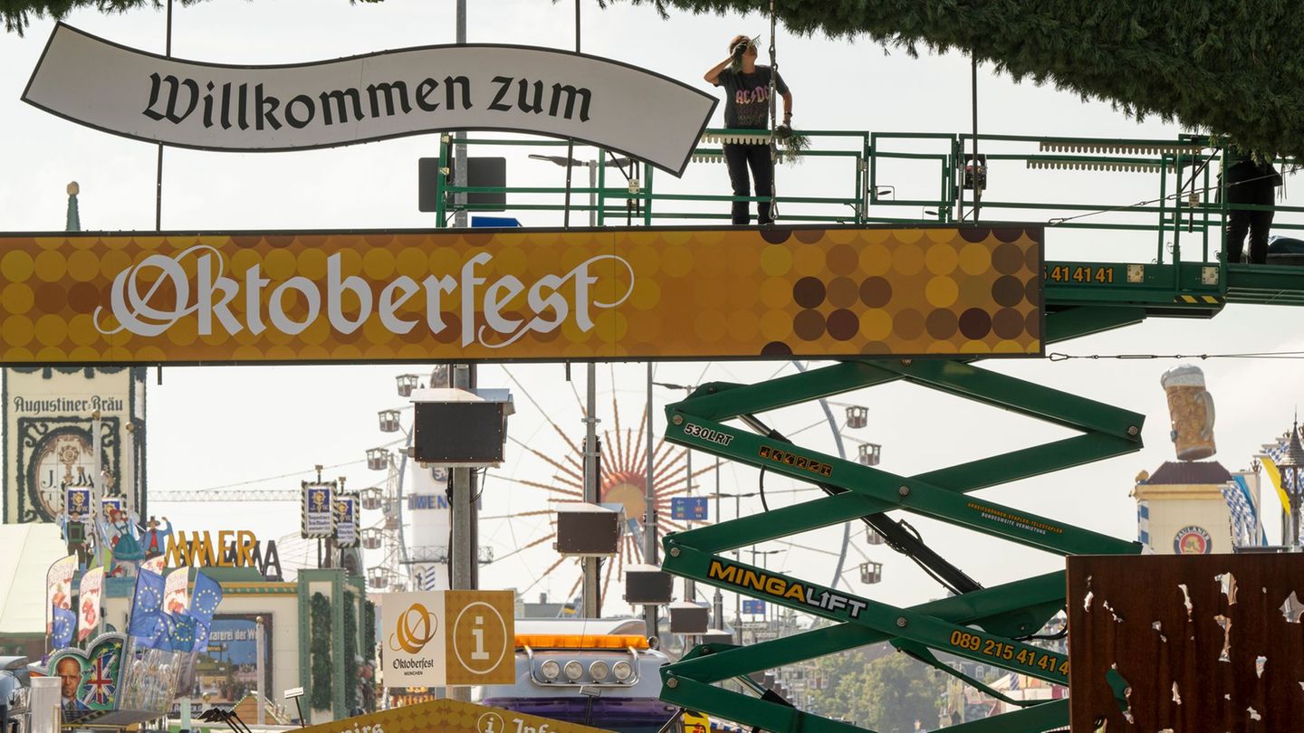 Volksfeste: Festzelte und Riesenrad: Aufbau fürs Oktoberfest fängt an