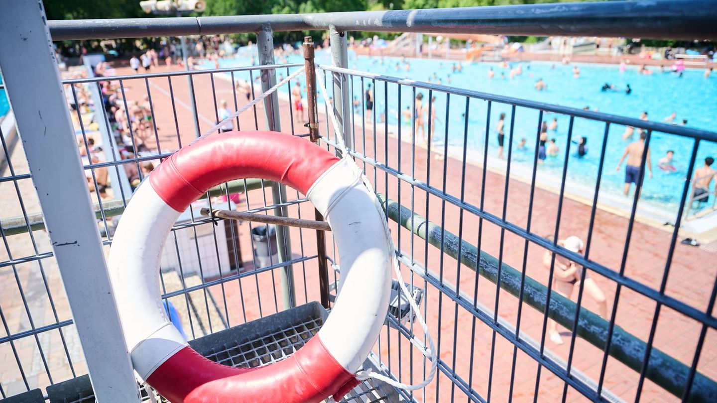 Schwimmbäder: Bademeister wird im Streit mit Flasche beworfen