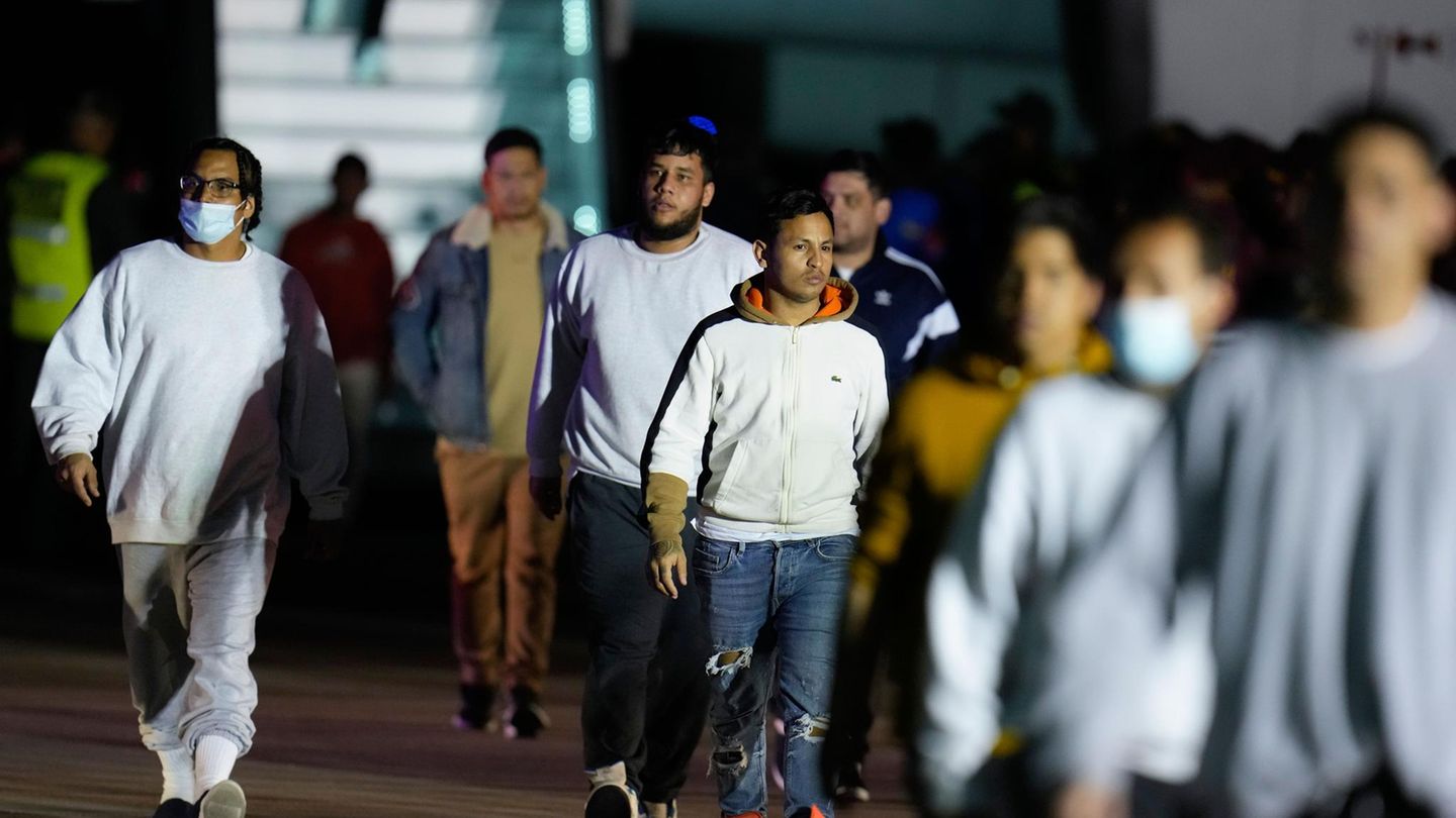 Oberstes Gericht: US-Regierung darf Migranten in Drittstaaten abschieben – vorerst