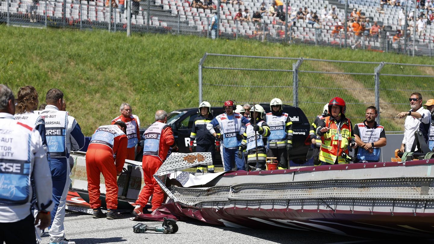 Grand Prix in Österreich: Formel-1-Werbebrücke kracht in Spielberg auf Strecke