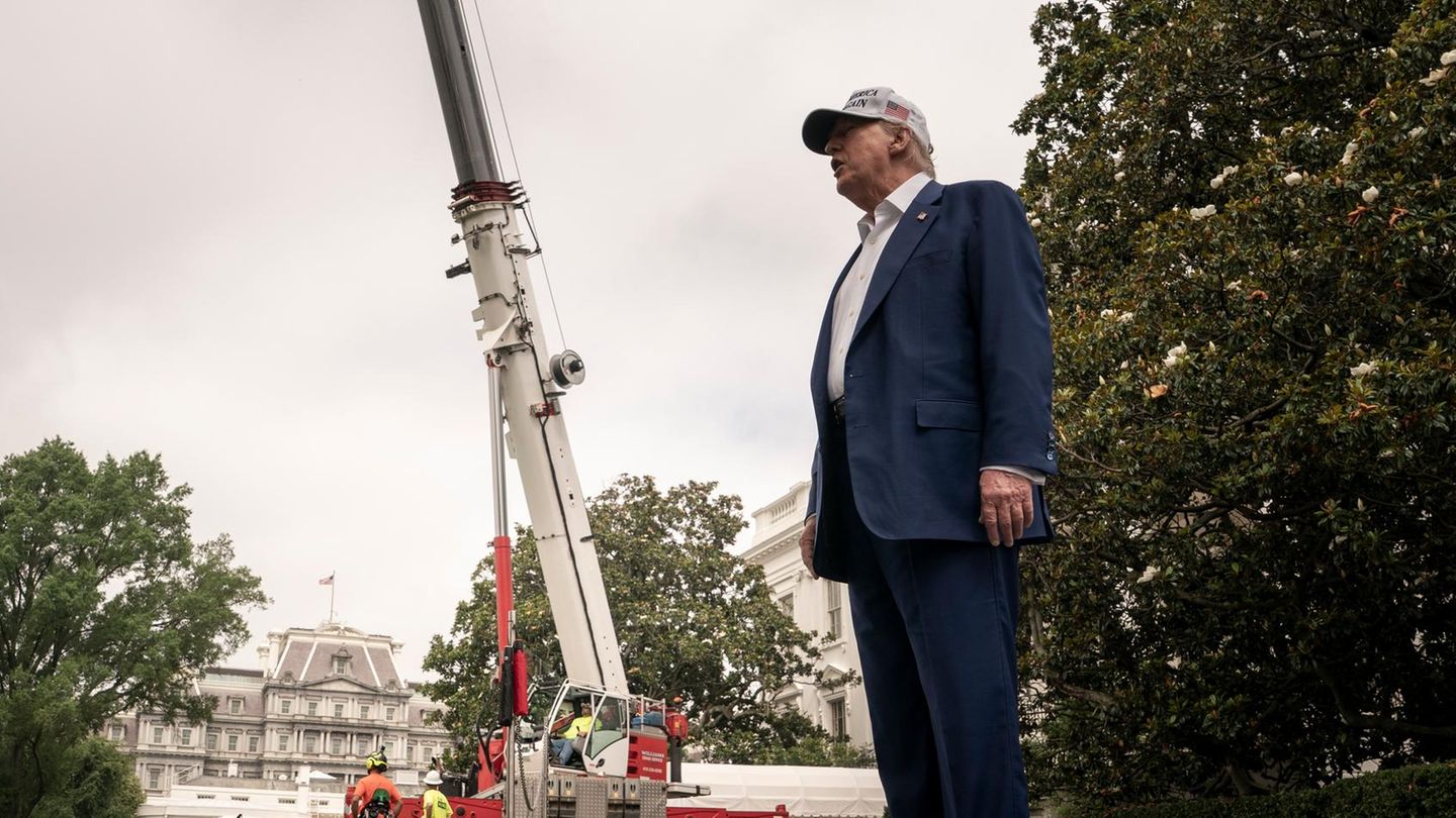 Prahlender US-Präsident: Trump präsentiert „beste Fahnenmasten der Welt“ vor Weißem Haus