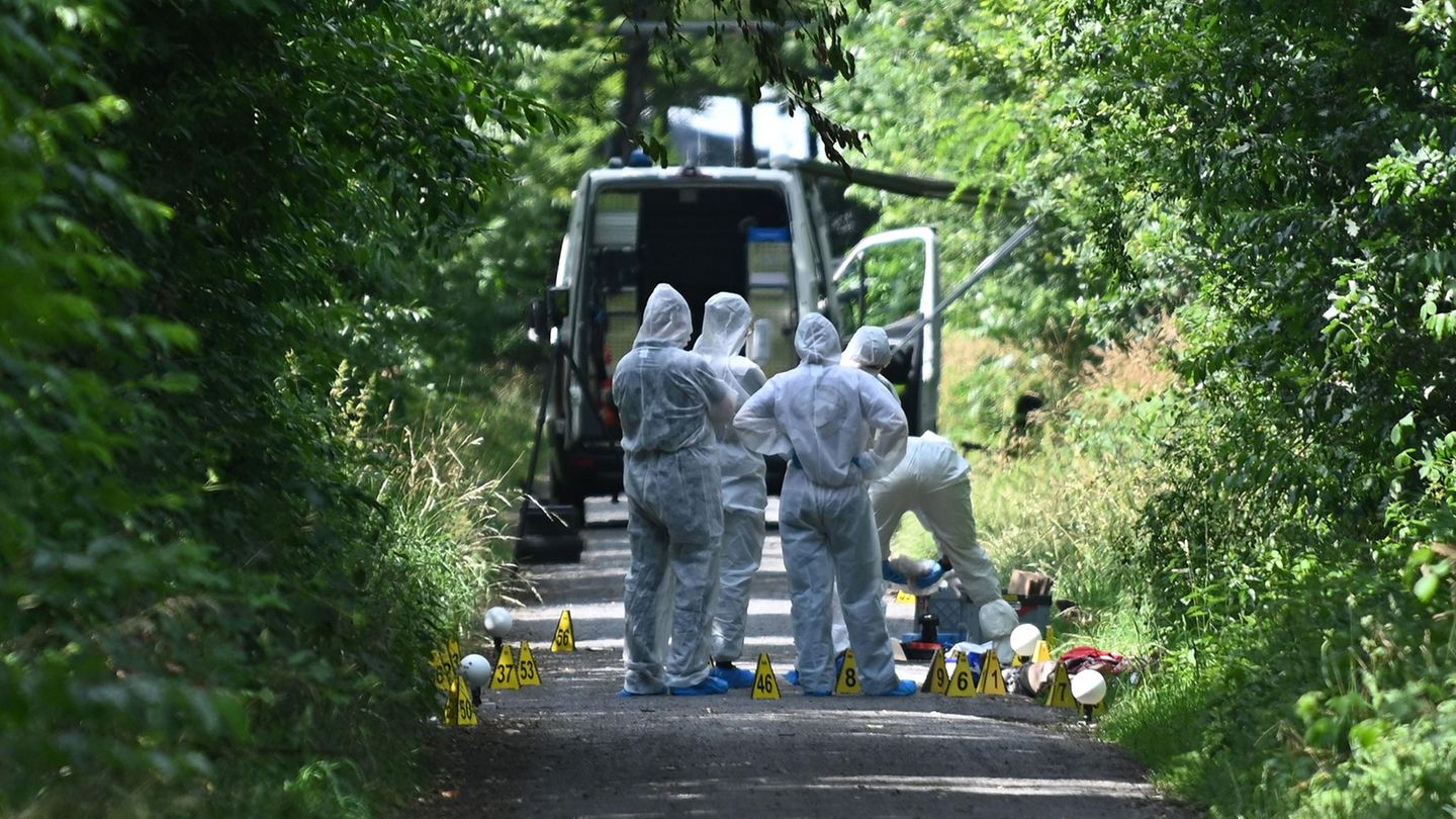 Nordrhein-Westfalen: Passanten finden Frau und Kleinkind tot im Wald – Platzwunde am Kopf