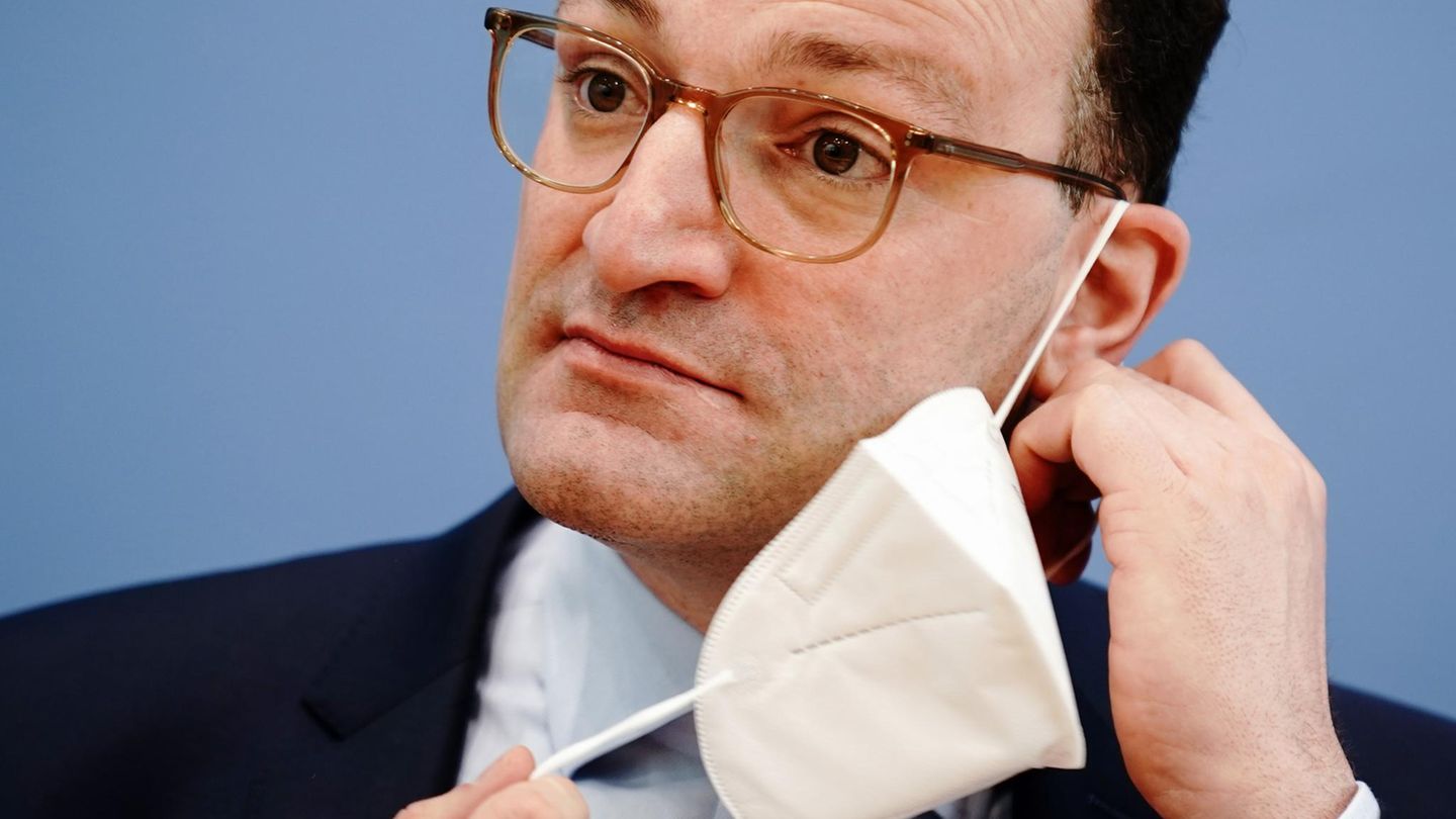 Corona-Pandemie: Medienbericht: Internes Papier belastet Jens Spahn in Maskenaffäre schwer