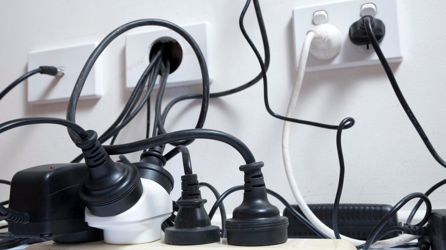 Leitungs-Wirrwarr: Kabel verstecken: So bekommen Sie das Chaos in den Griff