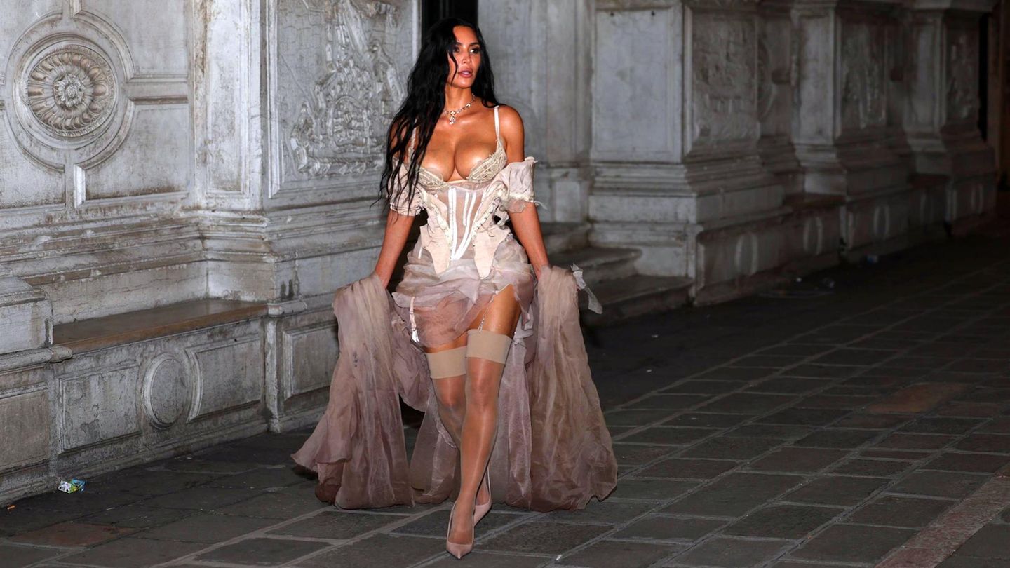 Leute von heute : Kim Kardashian posiert nachts in Venedig in Dessous