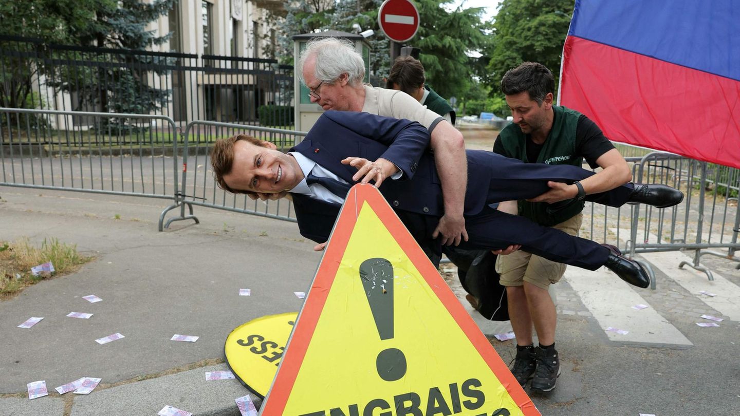 Paris: Aktivisten geben gestohlene Wachsfigur von Macron freiwillig zurück