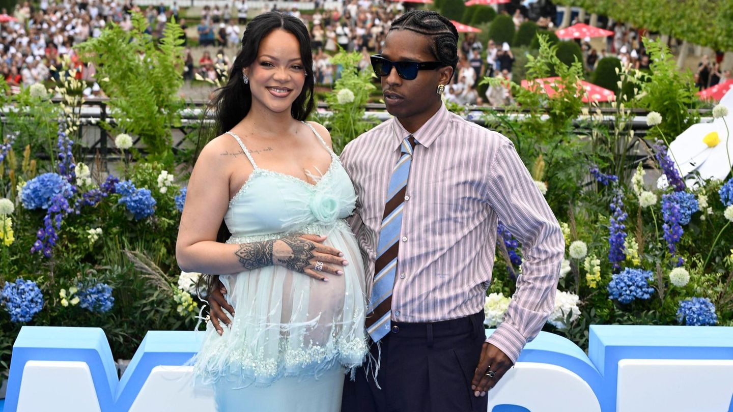 Leute von heute : Rihanna feiert die Schlümpfe und präsentiert ihren Babybauch