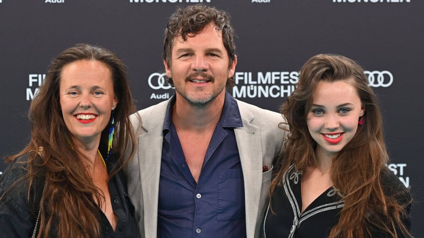 Filmfest München: „Tatort“-Star Felix Klare zeigt sich mit Tochter Falka auf dem roten Teppich