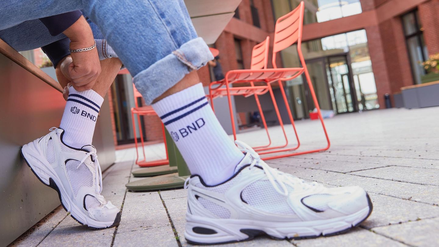 Geheimdienst: Warum der BND jetzt Tennissocken verkauft