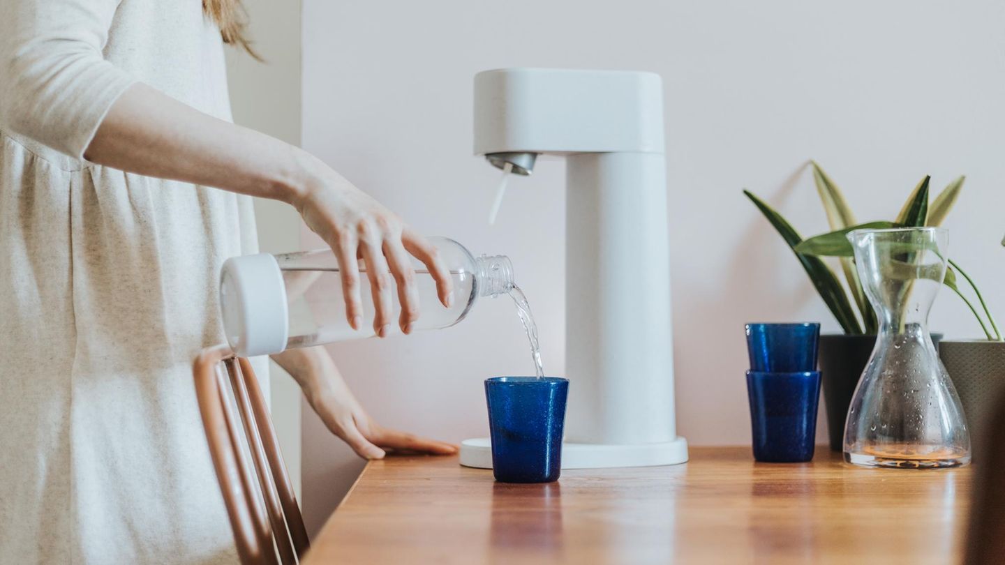 Sieben Modelle: Einer spritzt nur herum: Welche Wassersprudler bei Warentest wirklich überzeugen