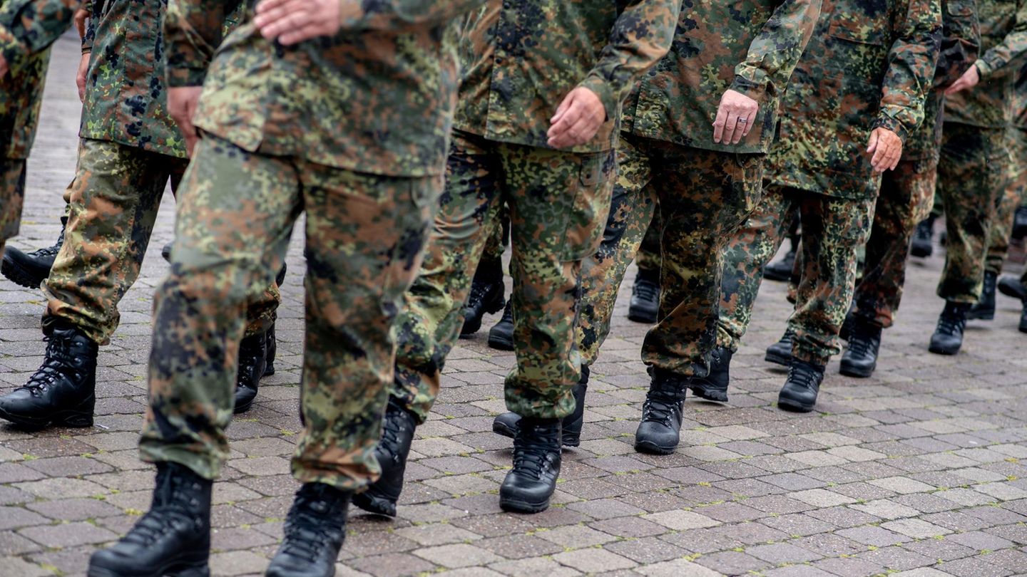 Umfrage: Mehrheit für Wehrpflicht in Deutschland