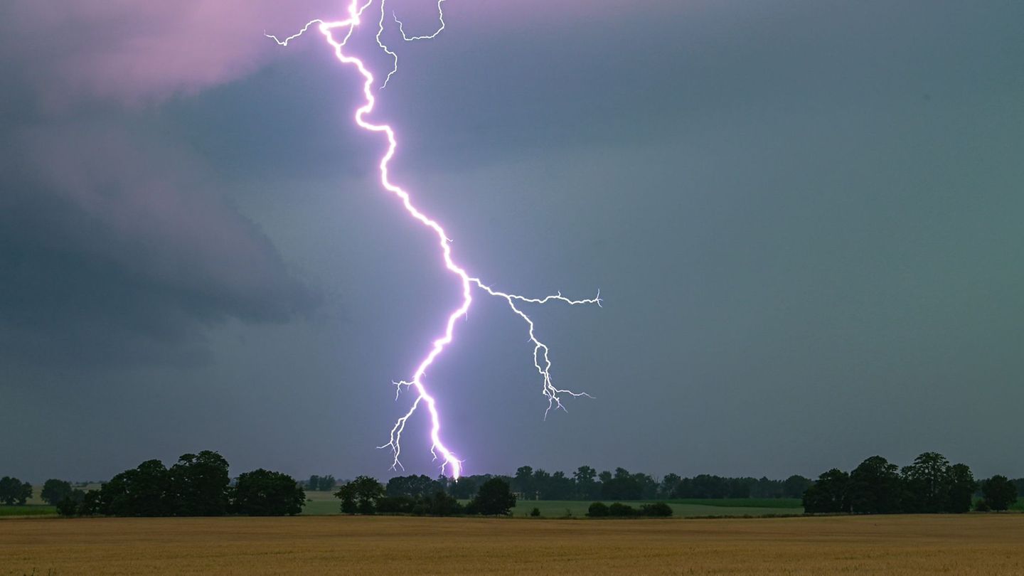 Gewitter und Starkregen: Wetterdienst warnt vor Unwettern – wo es besonders ungemütlich wird