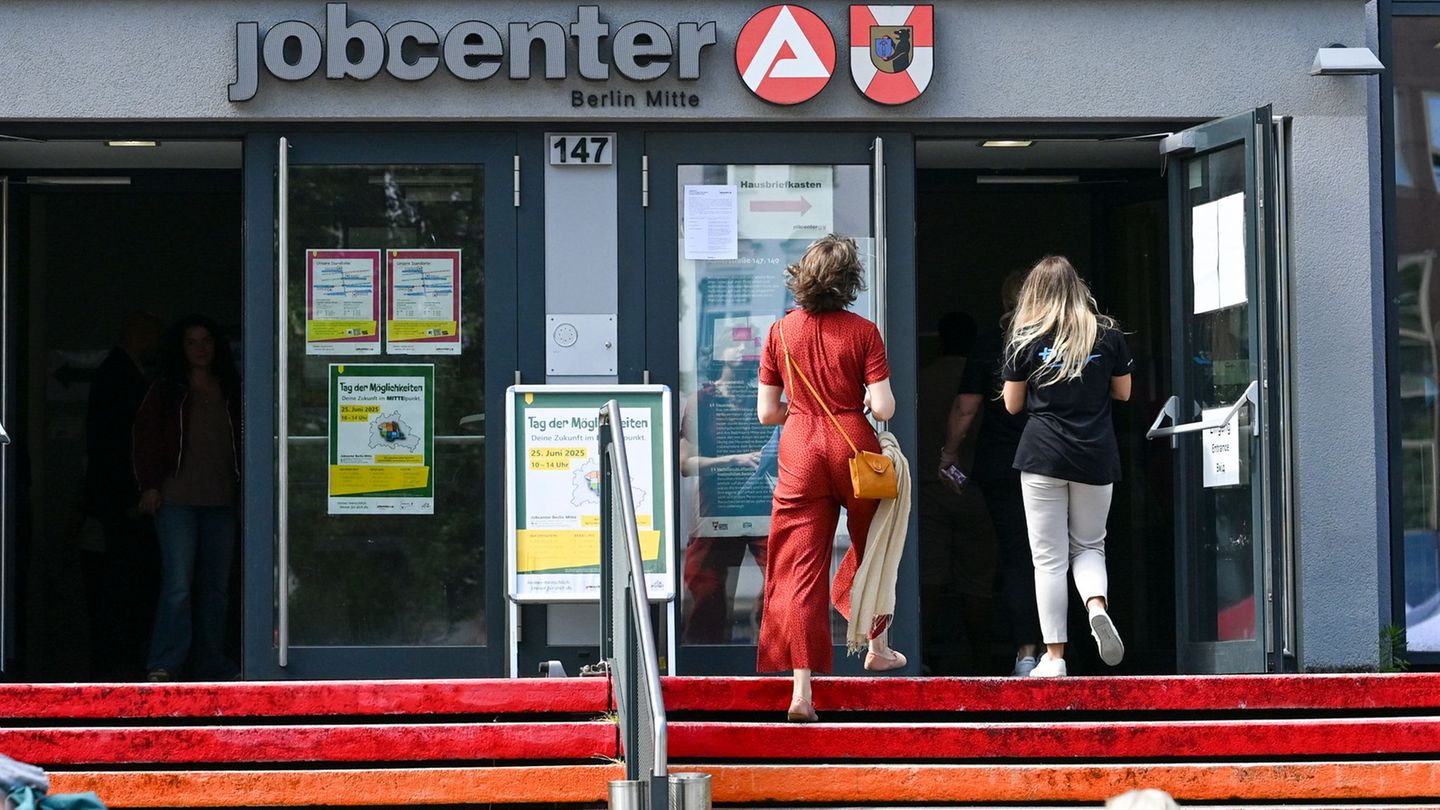 Arbeitsmarkt: Arbeitslosigkeit geht im Juni nur leicht zurück