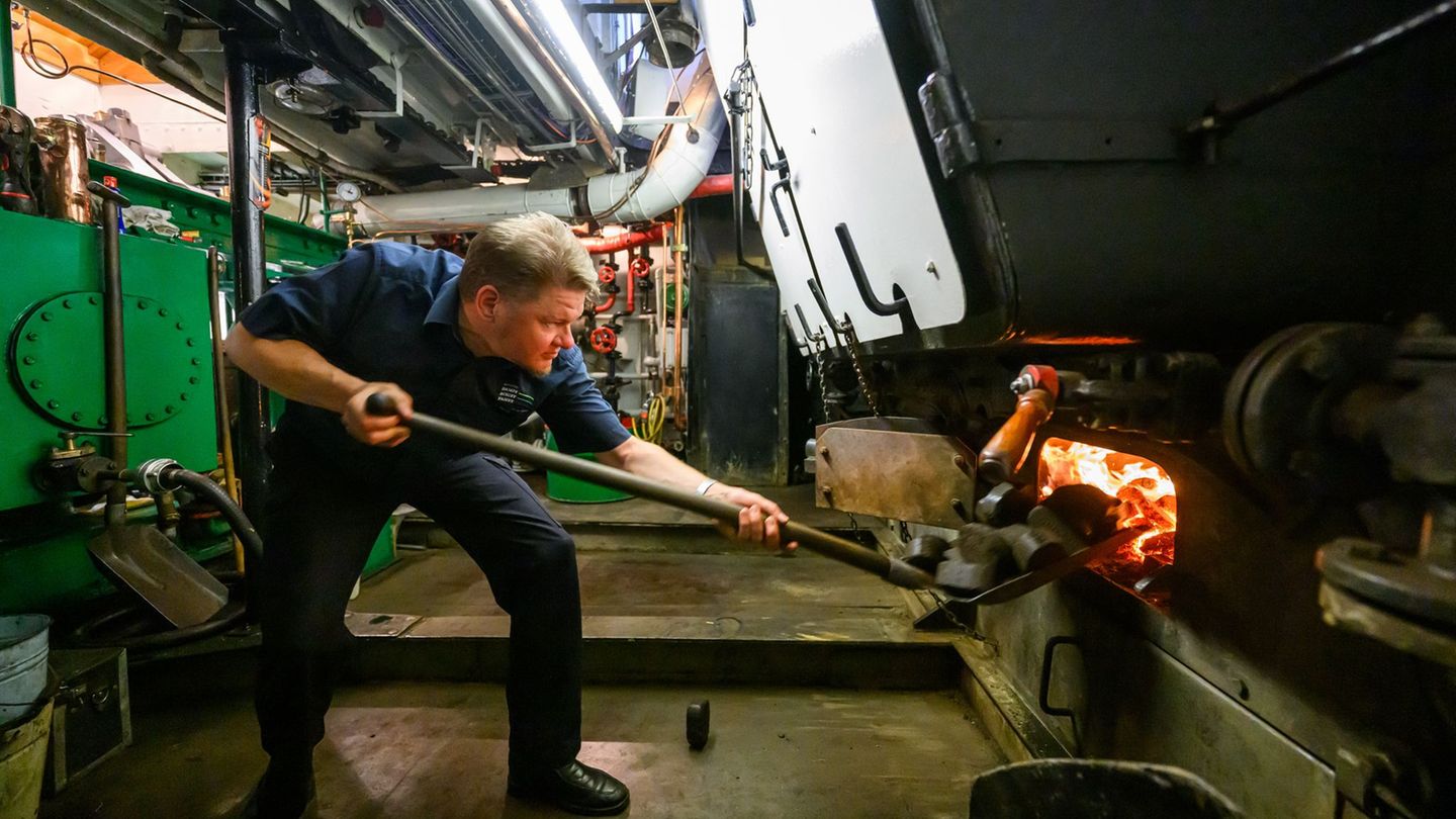 Arbeiten bei Hitze: 50 Grad am Arbeitsplatz – Heizer auf historischem Elbdampfer