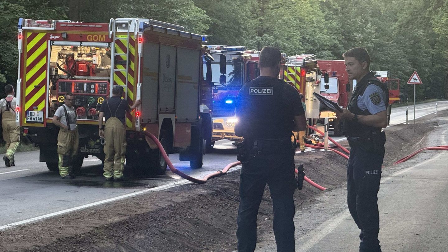 Rauchsäule weit zu sehen: Restlöscharbeiten in der Dresdner Heide laufen