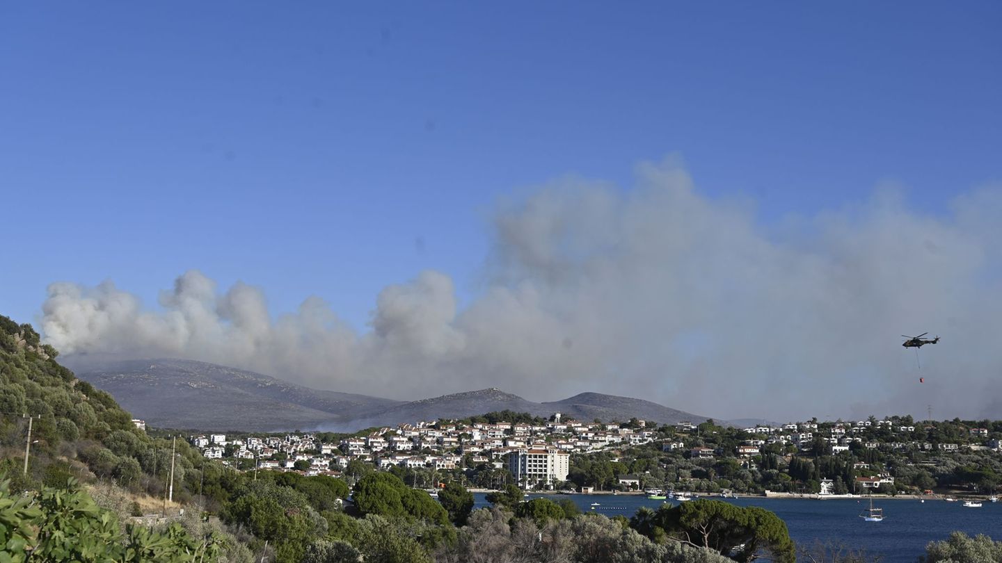 Türkei: Brand in türkischer Ägäis – Flammen bedrohen Wohnhäuser