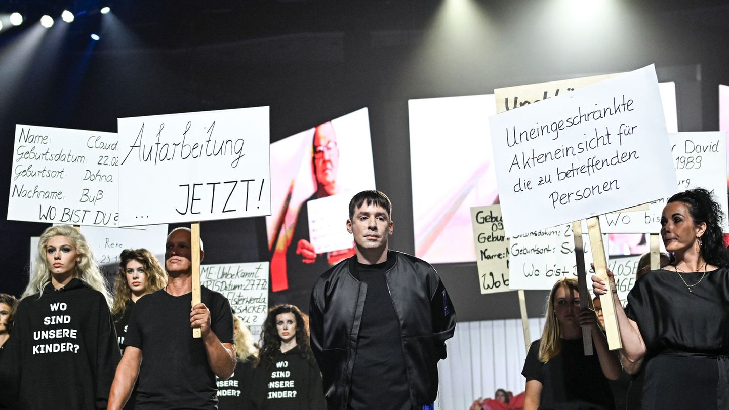 Fashion Week: Glitzer und Grauen: Eine Modeschau zu DDR-Zwangsadoptionen